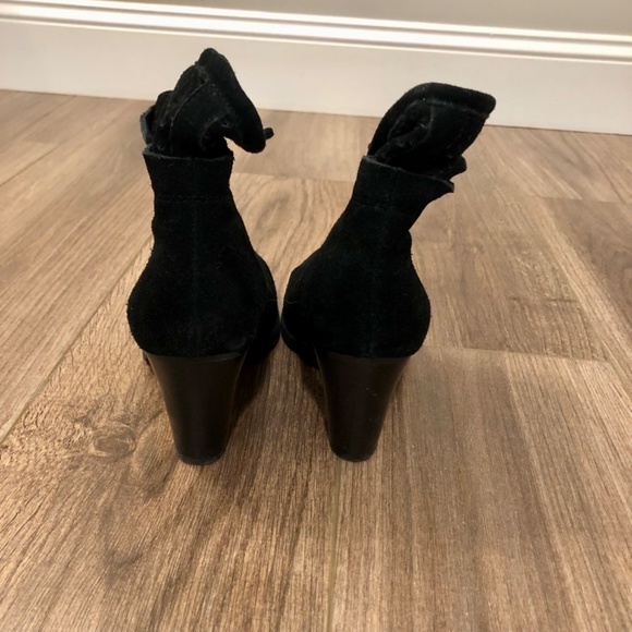 Crown Vintage Clifton Black Suede Boho Ankle Booties with ties at top size 7 - Picture 3 of 4